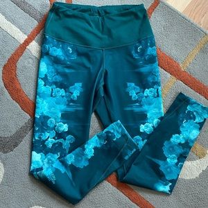 North Face Green Rose Design Leggings Size Large